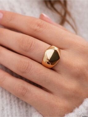 Plunder Gold Square Shaped Women’s Ring Size 6